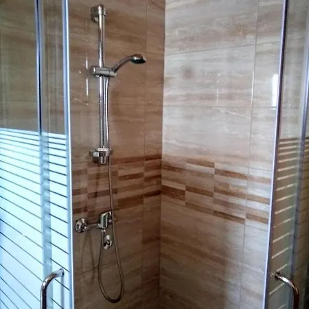 木屋 Sisters Sekulic